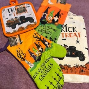 Set of Halloween kitchen towels and hand mitten / pot holder!